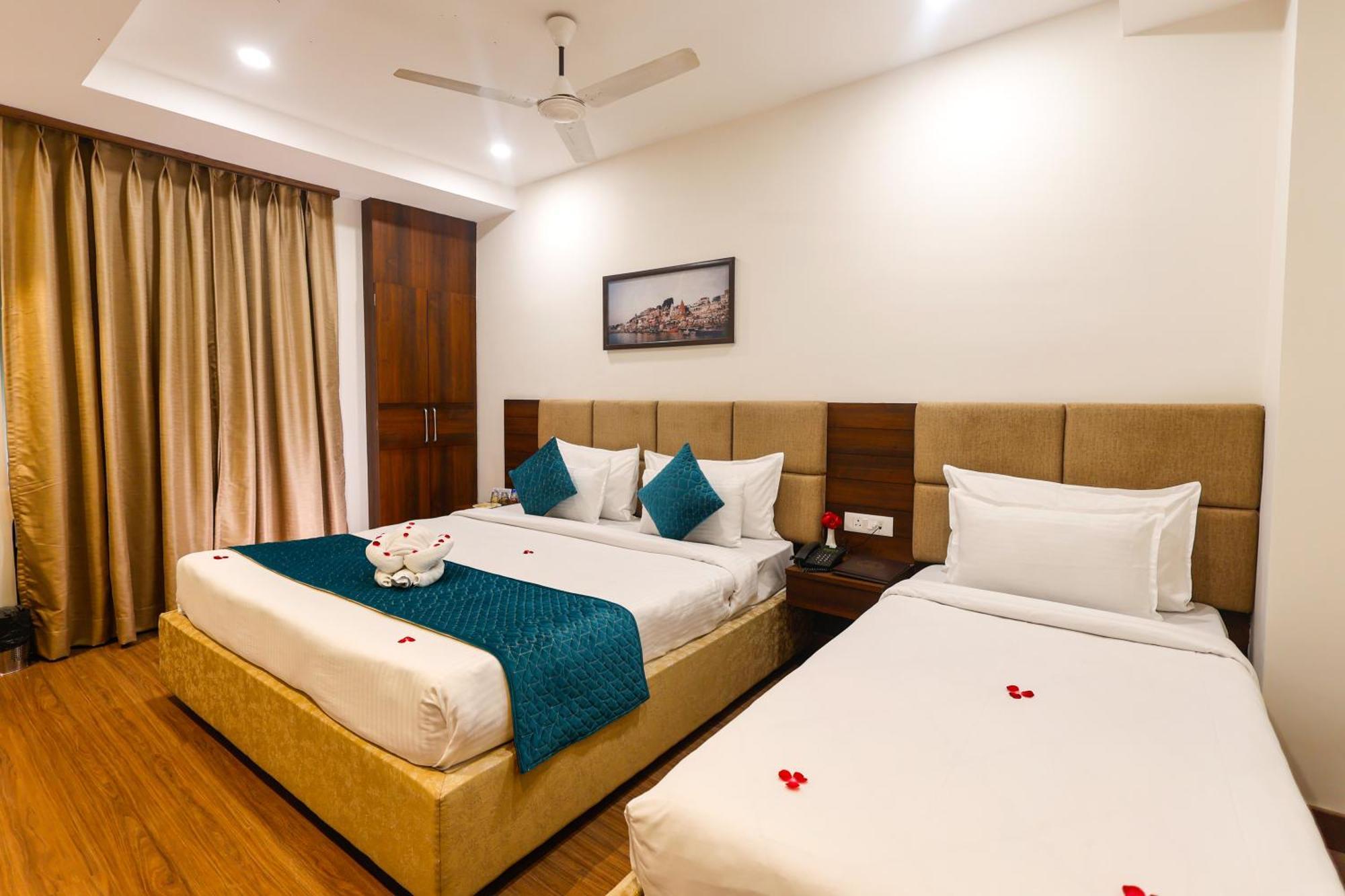 Hotel Dolphin International Varanasi Exterior photo