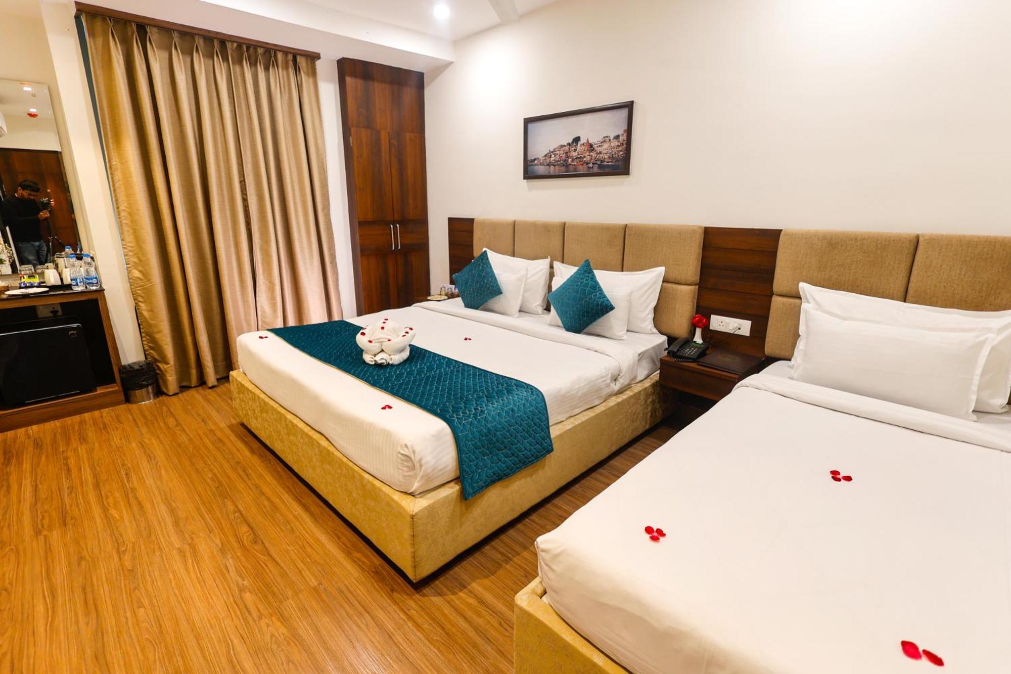 Hotel Dolphin International Varanasi Exterior photo