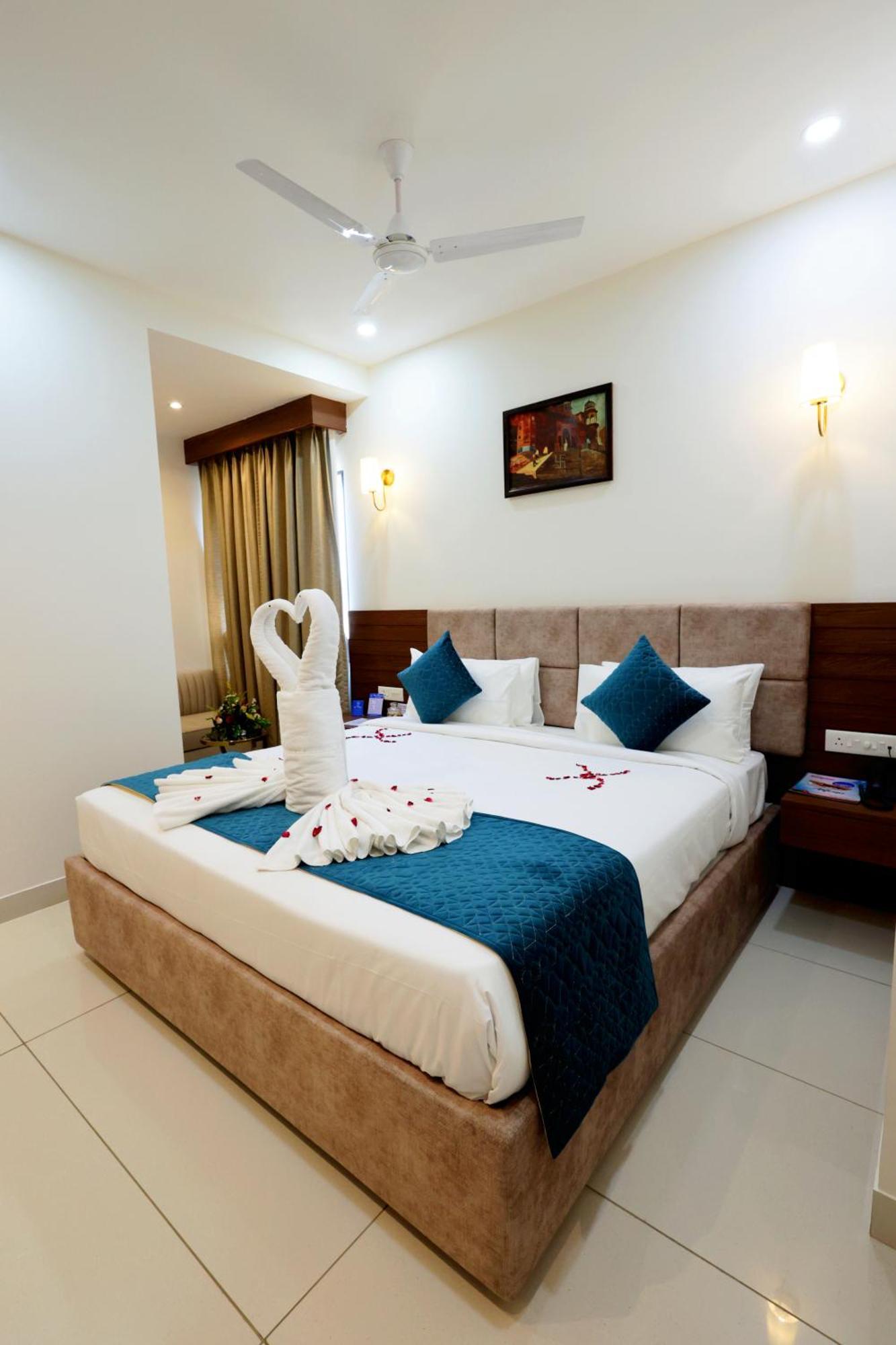 Hotel Dolphin International Varanasi Exterior photo