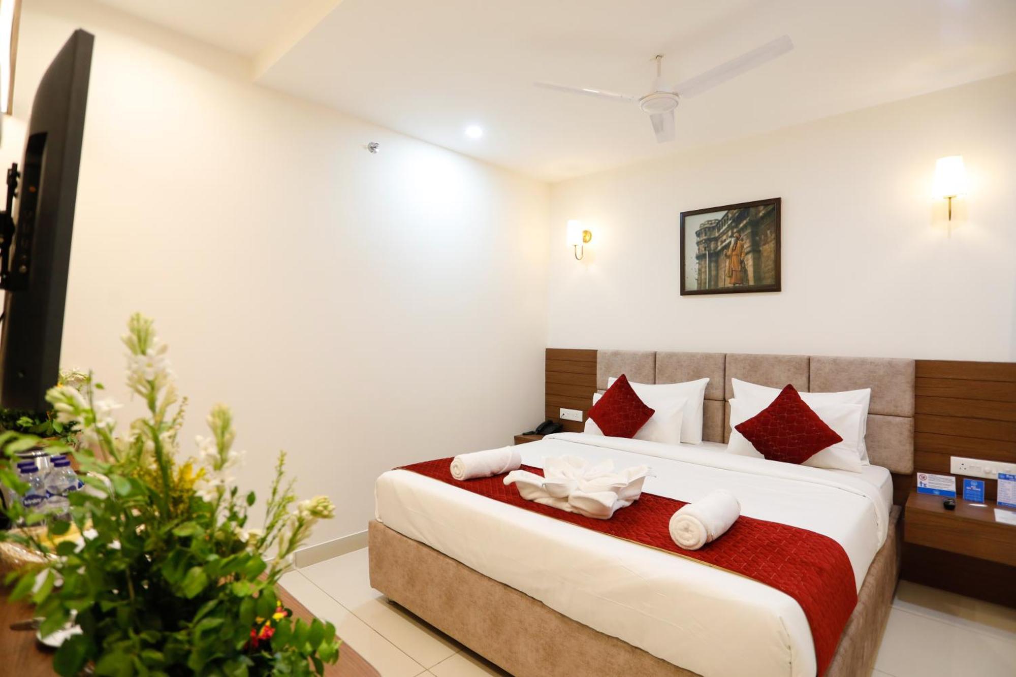 Hotel Dolphin International Varanasi Exterior photo