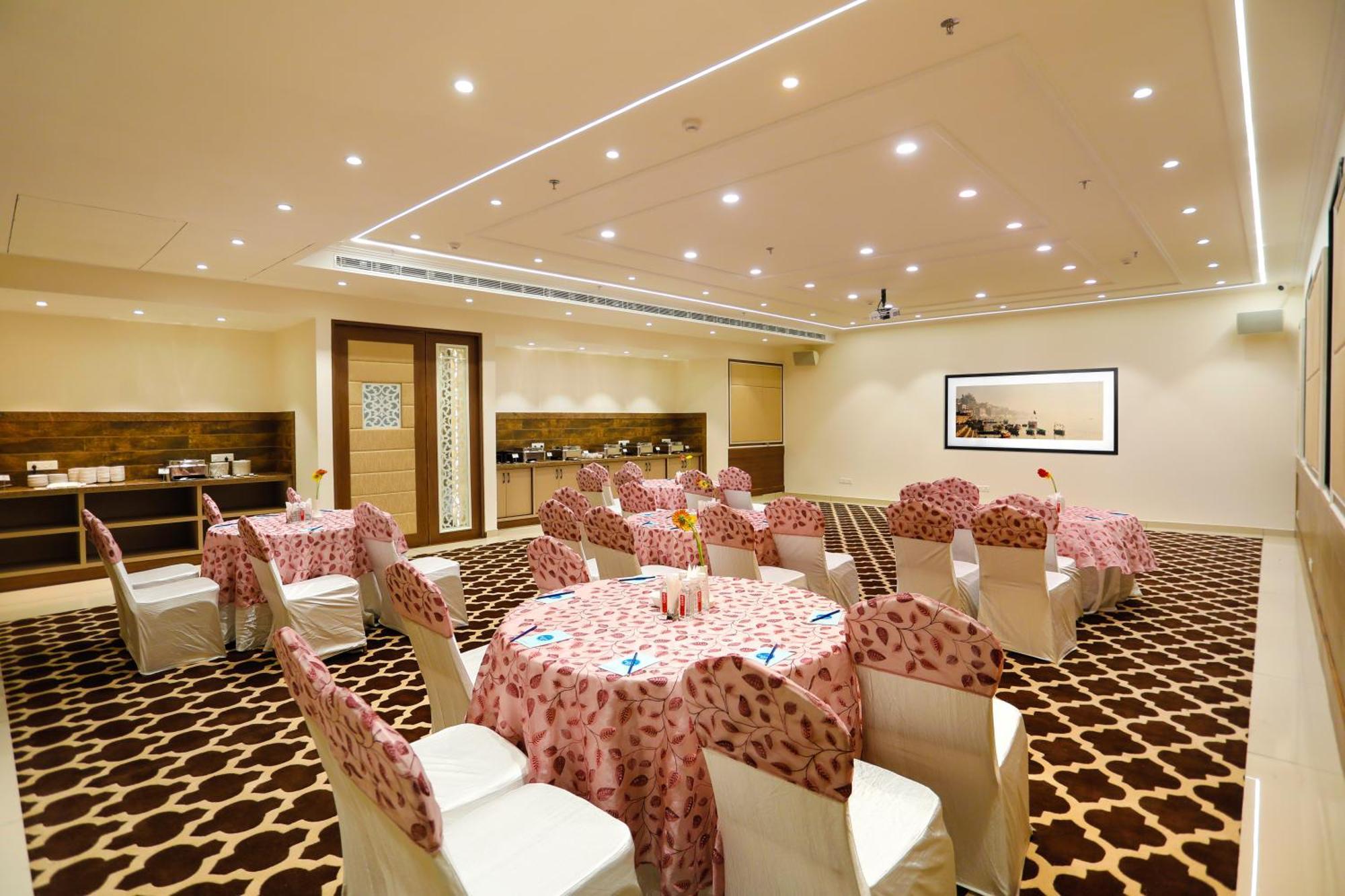 Hotel Dolphin International Varanasi Exterior photo
