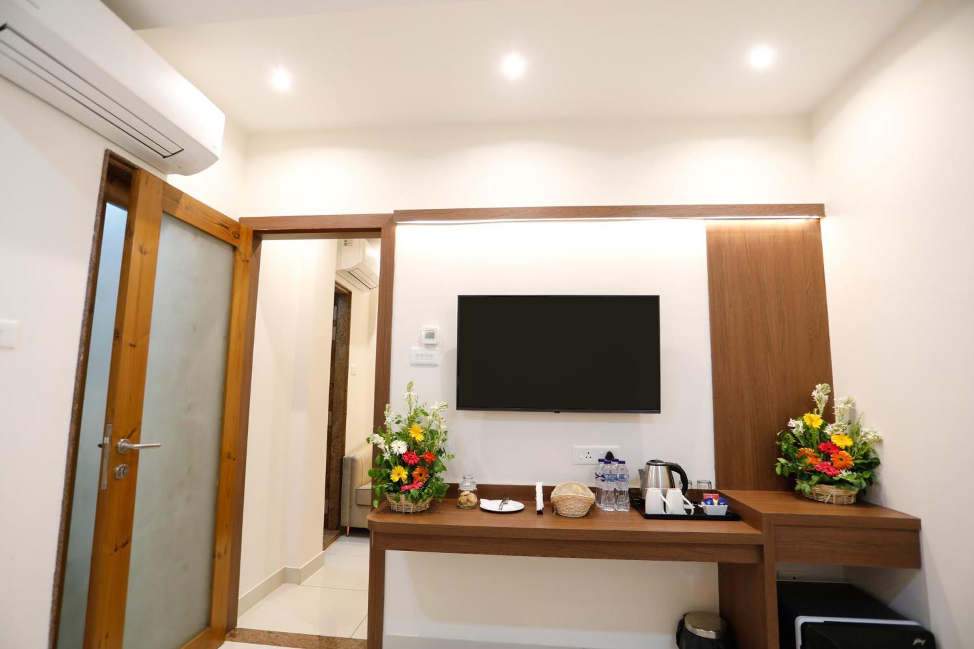 Hotel Dolphin International Varanasi Exterior photo