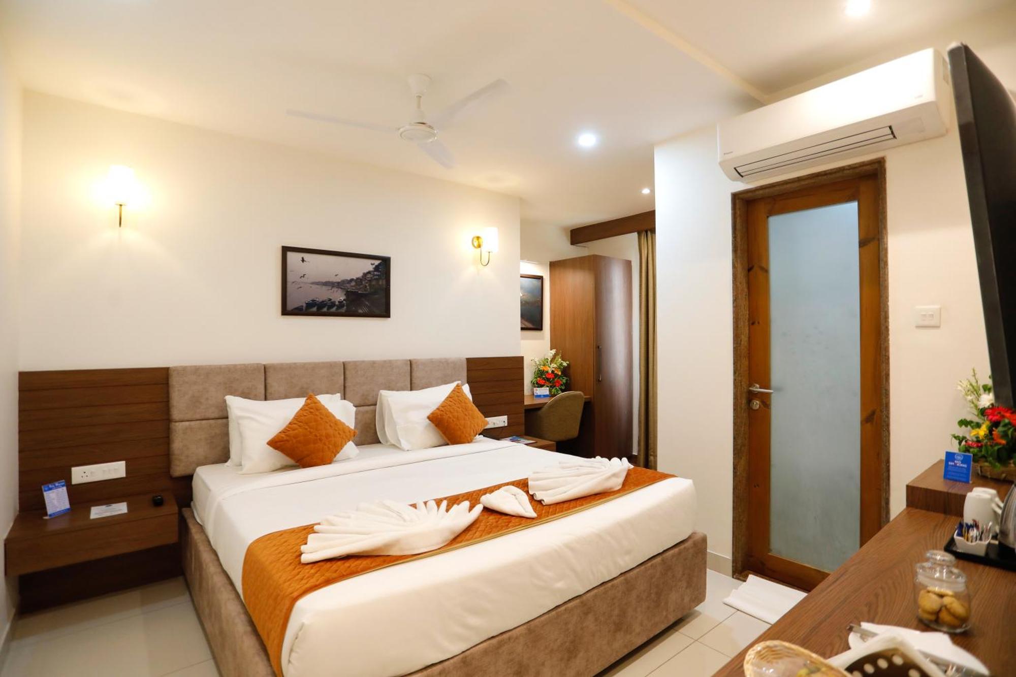 Hotel Dolphin International Varanasi Exterior photo
