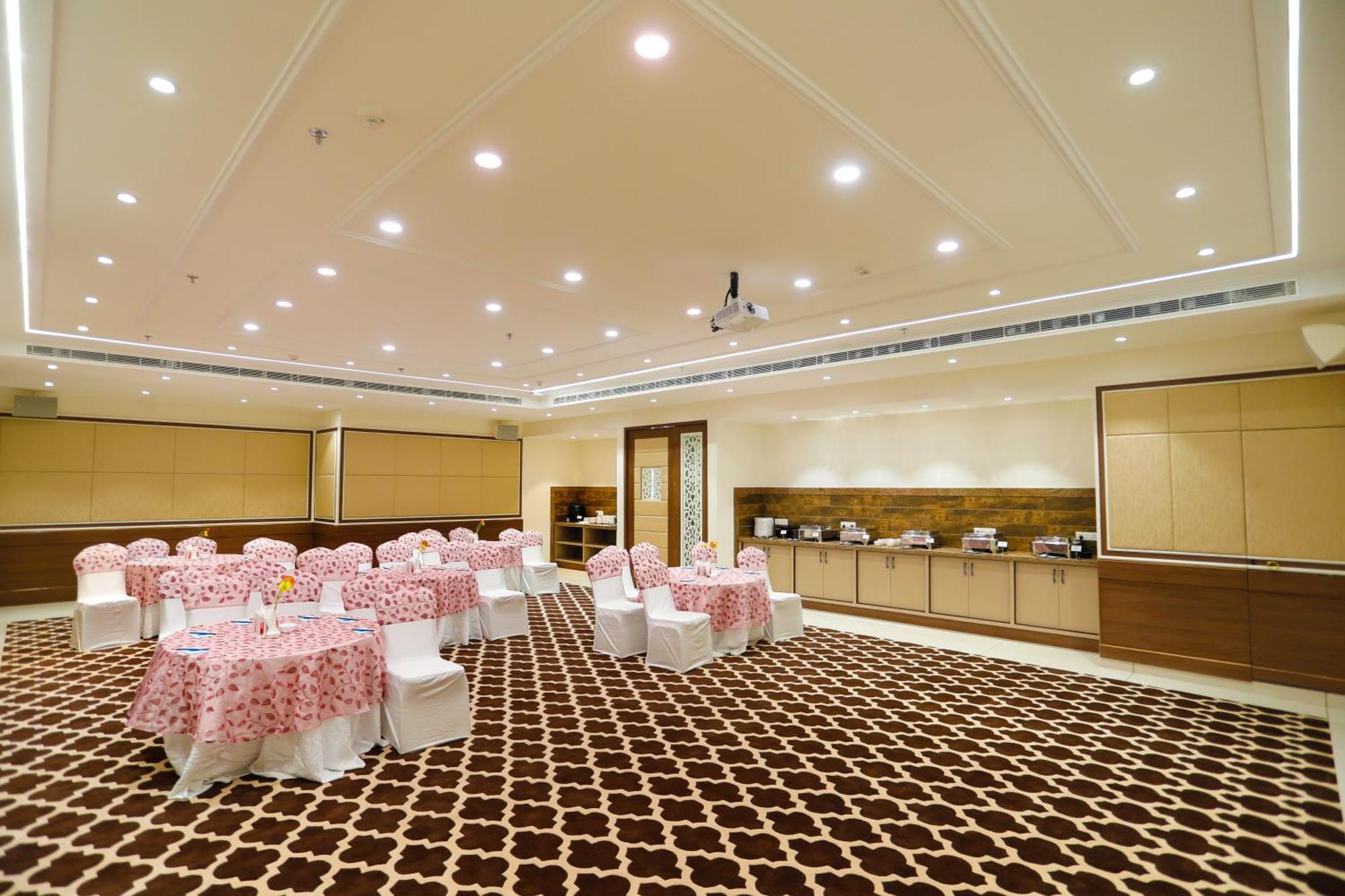 Hotel Dolphin International Varanasi Exterior photo