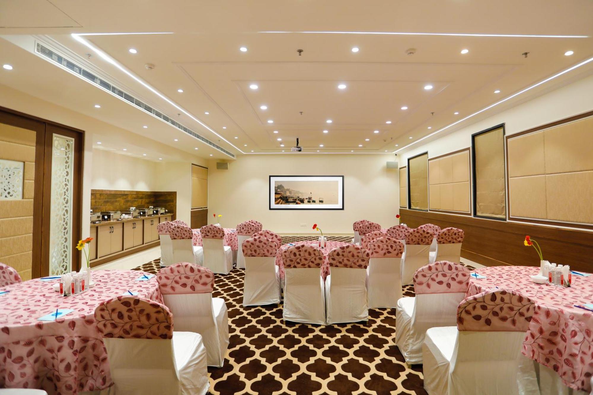 Hotel Dolphin International Varanasi Exterior photo