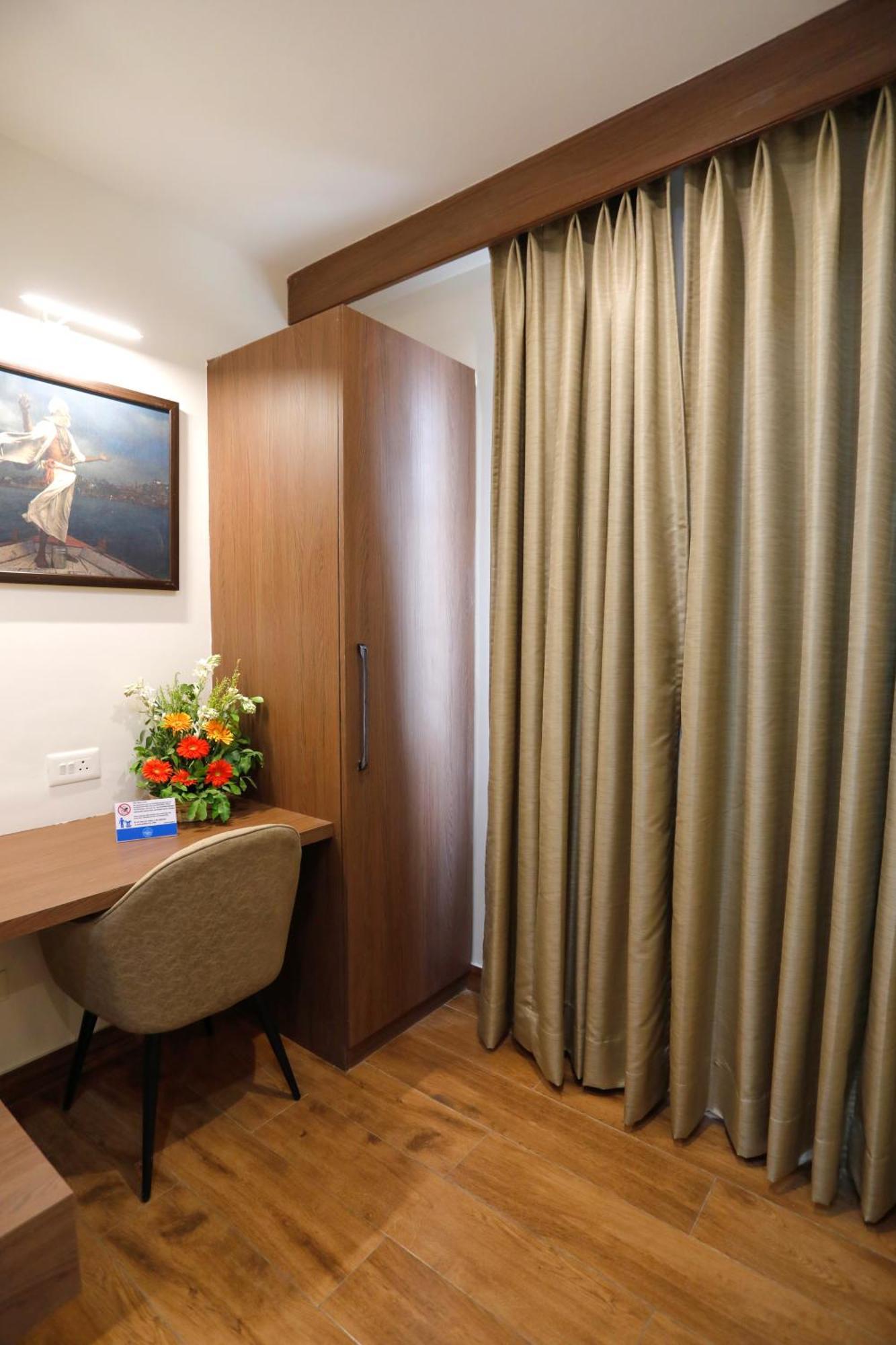 Hotel Dolphin International Varanasi Exterior photo