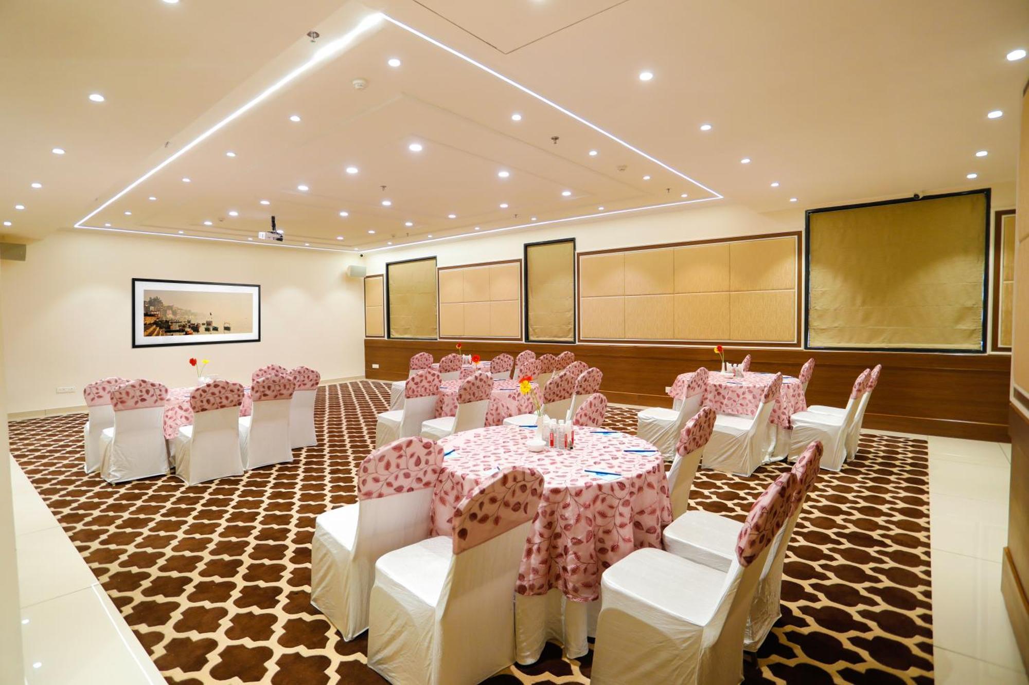 Hotel Dolphin International Varanasi Exterior photo