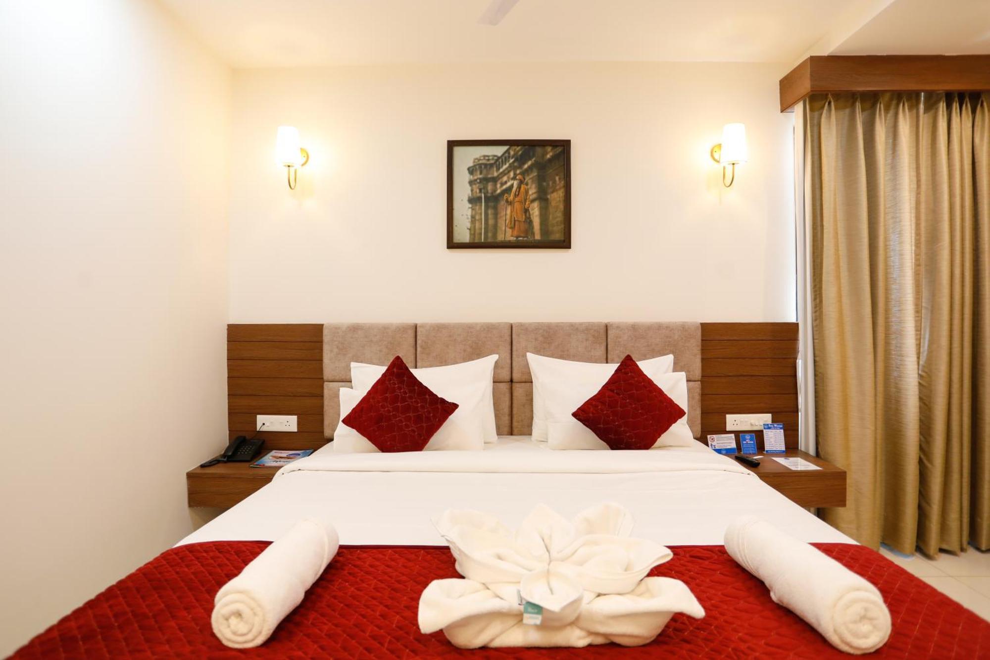 Hotel Dolphin International Varanasi Exterior photo