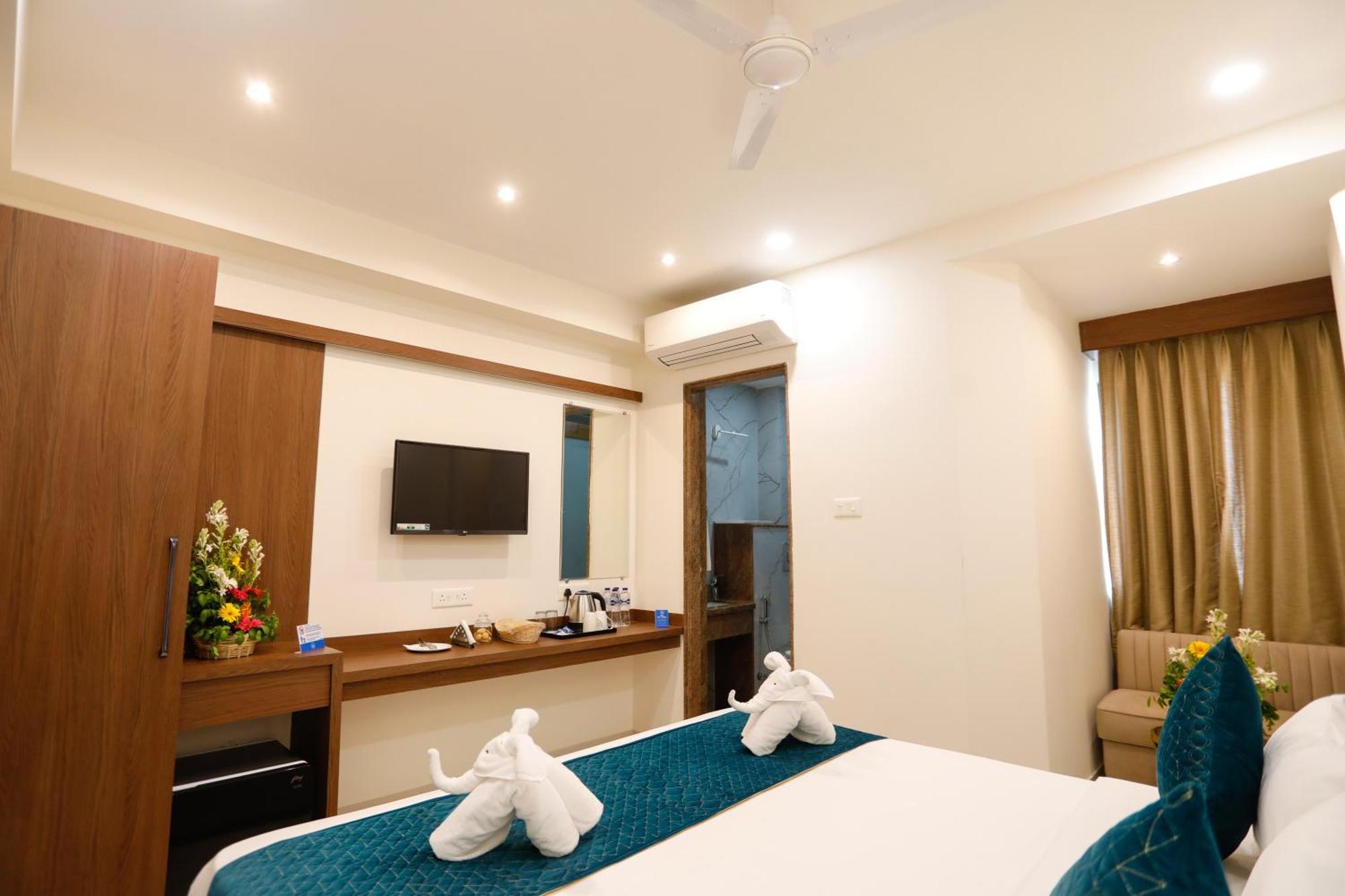Hotel Dolphin International Varanasi Exterior photo
