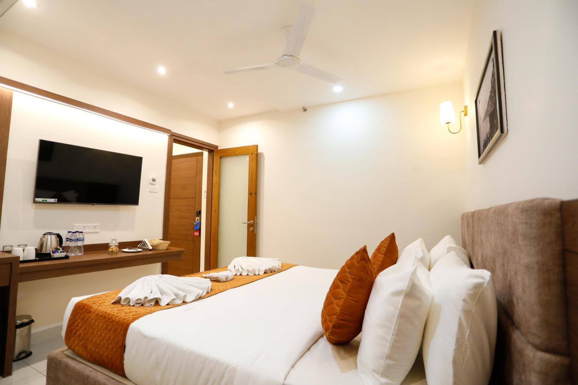 Hotel Dolphin International Varanasi Exterior photo